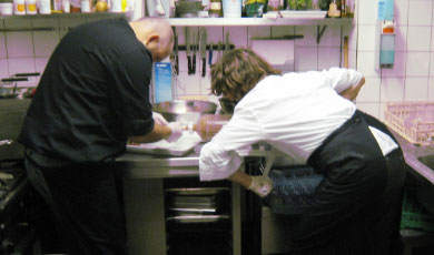 arbeit an der wurstmaschine